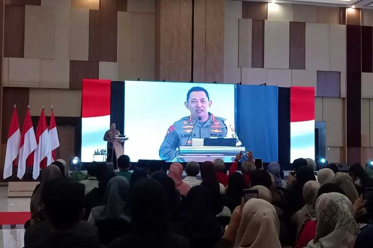 Kapolri Jenderal Listyo Sigit Prabowo saat membawakan materi kebangsaan di hadapan ratusan mahasiswa Unhas Makassar, di gedung Hotel Unhas, Jalan Perintis Kemerdekaan, Kota Makassar, Sulsel, Jumat (20/10/2023).