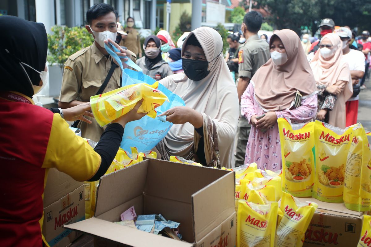 Sejumlah warga antre membeli minyak goreng kemasan saat operasi pasar minyak goreng murah di Pamulang, Tangerang Selatan, Banten, Selasa (11/1/2022). Operasi pasar minyak goreng murah yang dijual dengan harga Rp14 ribu per liter tersebut digelar sebagai upaya menstabilkan lonjakan harga minyak goreng. 