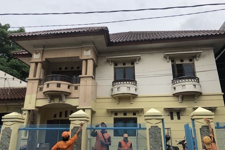 Kondisi rumah Tiko saat dicat di kawasan Klender, Jakarta Timur, Selasa (17/1/2023).