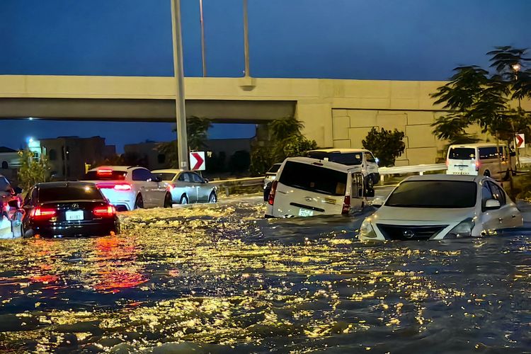 Mobil-mobil terendam banjir di jalanan Dubai setelah Uni Emirat Arab (UEA) diguyur hujan deras pada Rabu (17/4/2024).