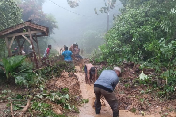 Lokasi longsor di Kabupaten Tanggamus yang terjadi pada Kamis (6/10/2022). Jalan lintas di dua kecamatan di kabupaten ini sempat terputus lantaran tertutup longsor.