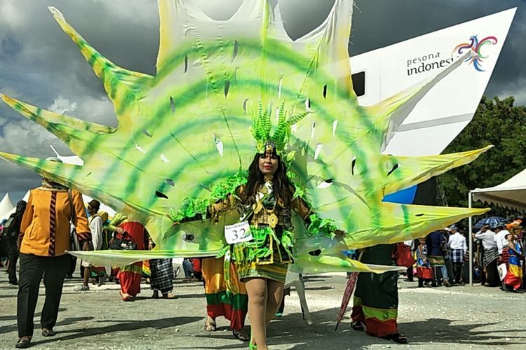 Perempuan Wakatobi saat tampil di parade kebudayaan bahari, Wonderful Festival and Expo 2017 atau Wakatobi Wave 2017 di Pelabuhan Panggulubelo, Pulau Wangi-wangi, Kabupaten Wakatobi, Sulawesi Tenggara, Sabtu (11/11/2017). Dia menggunakan kostum bahari yang melambangkan kekayaan biota laut di salah satu daerah unggulan destinasi wisata selam itu. 