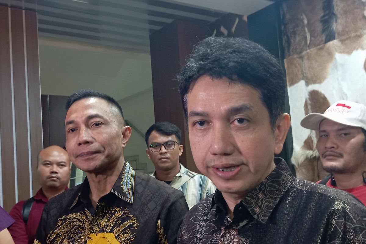 Pasangan Calon Dharma Pongrekun-Kun Wardana usai rapat rekapitulasi hasil verifikasi administrasi kesatu di kantor KPU Provinsi Jakarta, Salemba, Jakarta Pusat, Selasa (18/6/2024). 