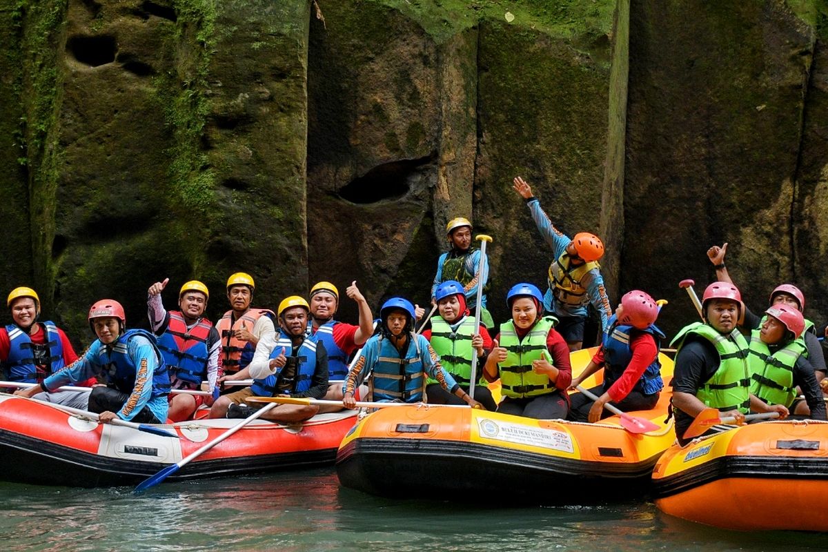 Wali Kota Medan Bobby Nasution dan sejumlah kepala daerah se-Sumut menikmati wisata rafting Sungai Bahbolon di Kecamatan Sipispis, Kabupaten Serdang Bedagai.