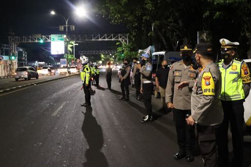 Sekat Truk Ternak di Perbatasan, Upaya Polisi Cegah Penyebaran PMK di Gresik