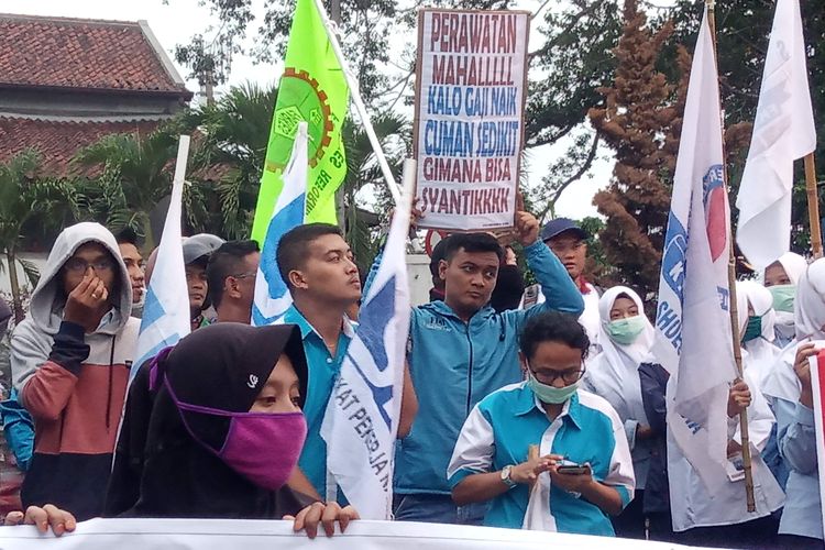 Massa Gempur Kabupaten Semarang unjuk rasa menuntut upah sesuai KHL