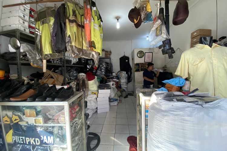 Di Tengah Gempuran Marketplace, Pedagang Atribut Dinas di Kramat Andalkan Order Perusahaan