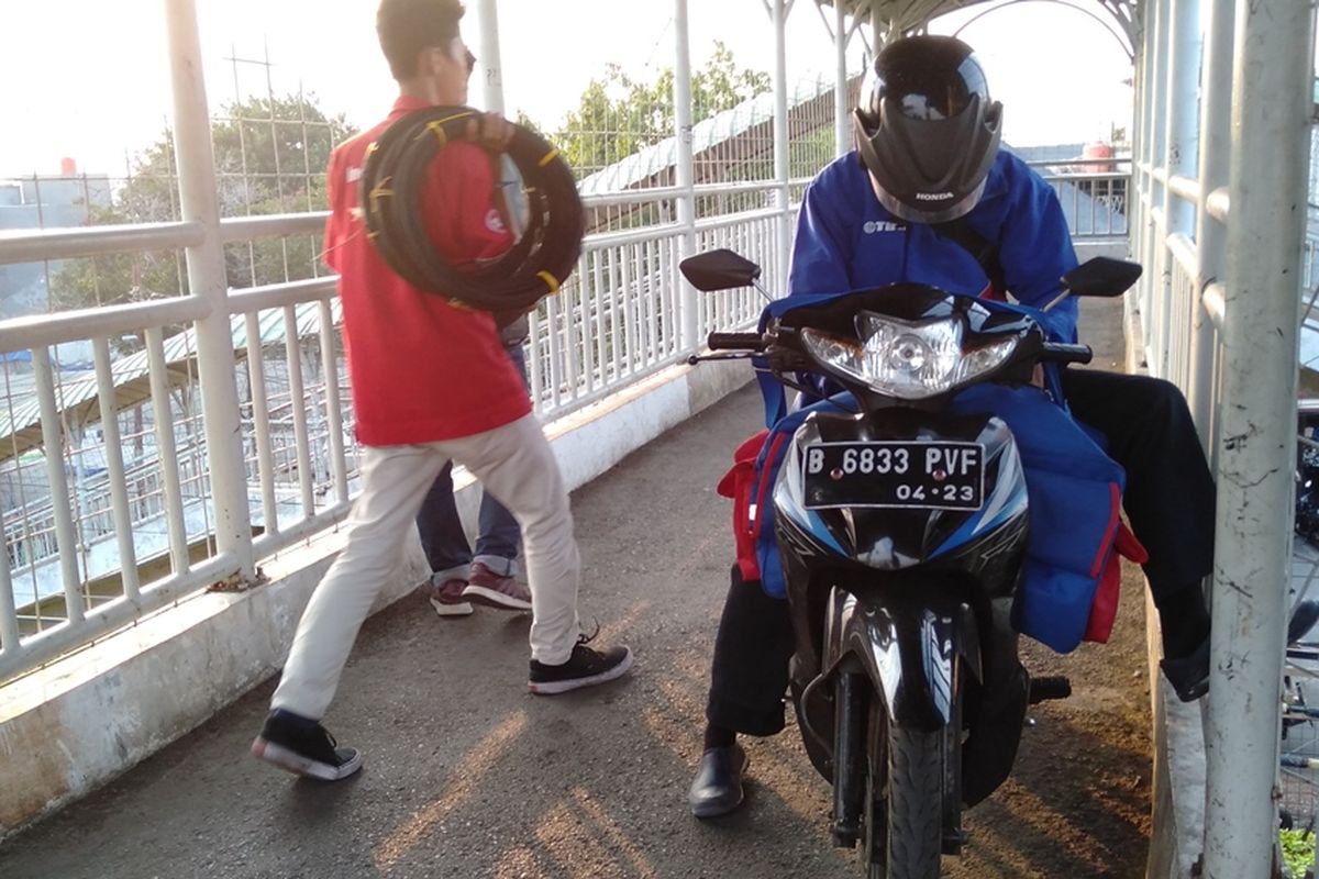 JPO stasiun Pasar Minggu Baru, Jakarta Selatan kerap dilalui pengendara motor, Jumat (15/11/2019)