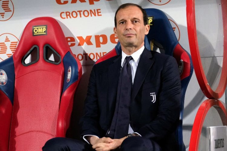 Pelatih Juventus, Massimiliano Allegri, mendampingi anak-anak asuhnya dalam laga Liga Italia kontra Crotone di Stadion Ezio Scida, Crotone pada 18 April 2018.