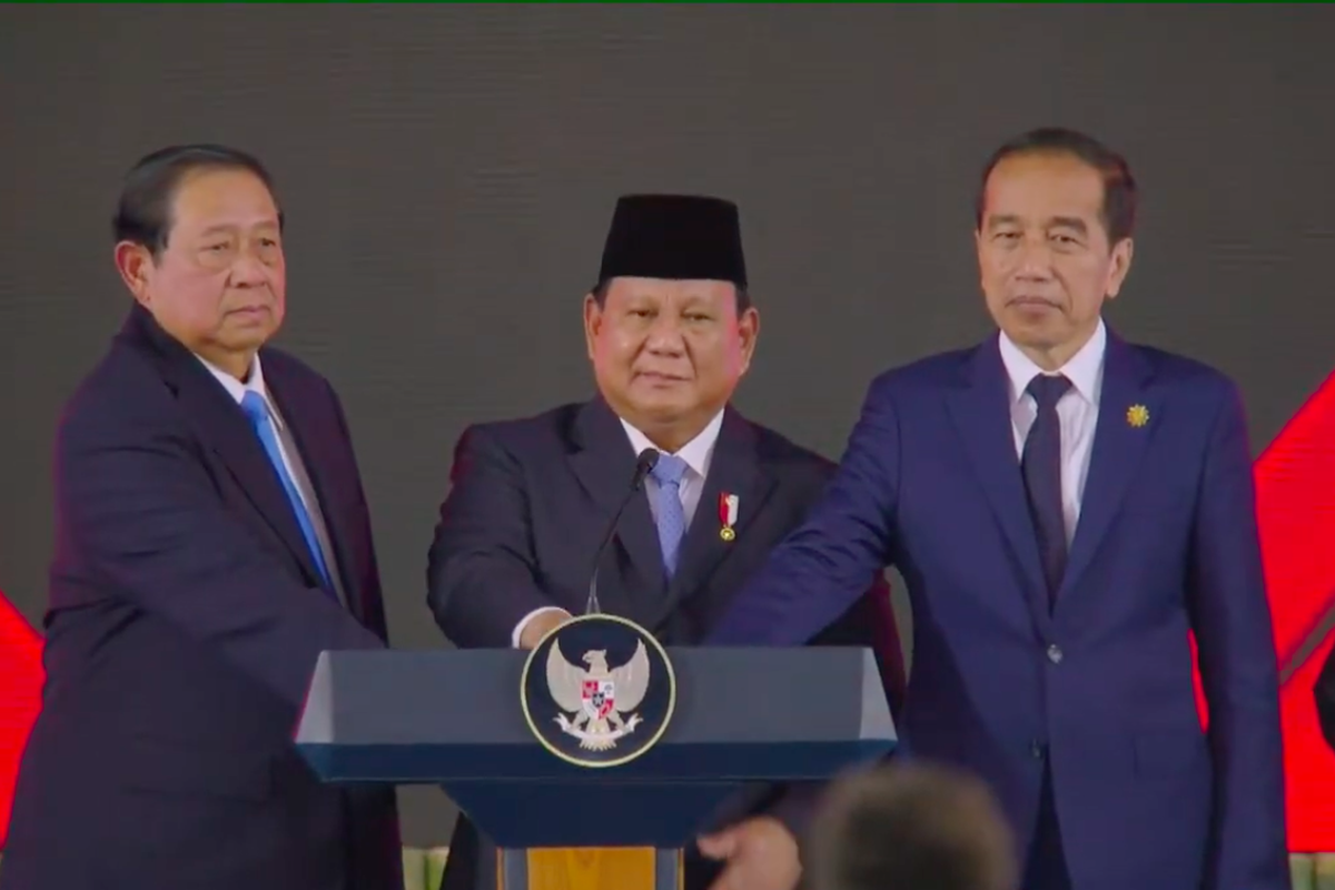 Presiden Prabowo Subianto saat menekan tombol peluncuran Danantara Indonesia bersama Presiden Ke-7 RI Joko Widodo (Jokowi) dan Presiden Ke-6 RI Susilo Bambang Yudhoyono (SBY) pada Senin (24/2/2025).