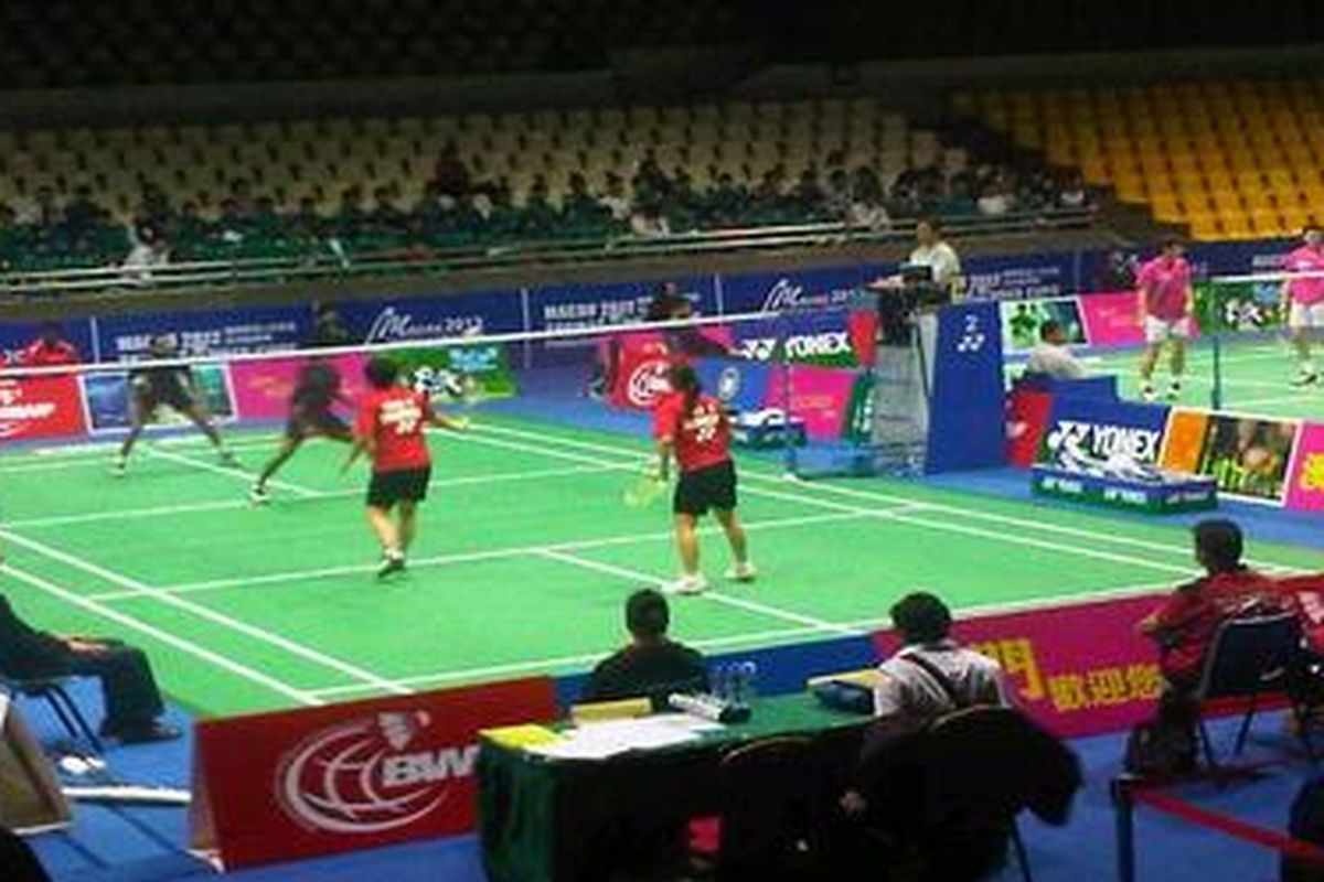 Greysia/Meiliana (kanan) memastikan kemenangan tim uber Indonesia atas Srilanka di Makau, Senin (13/2/2012).