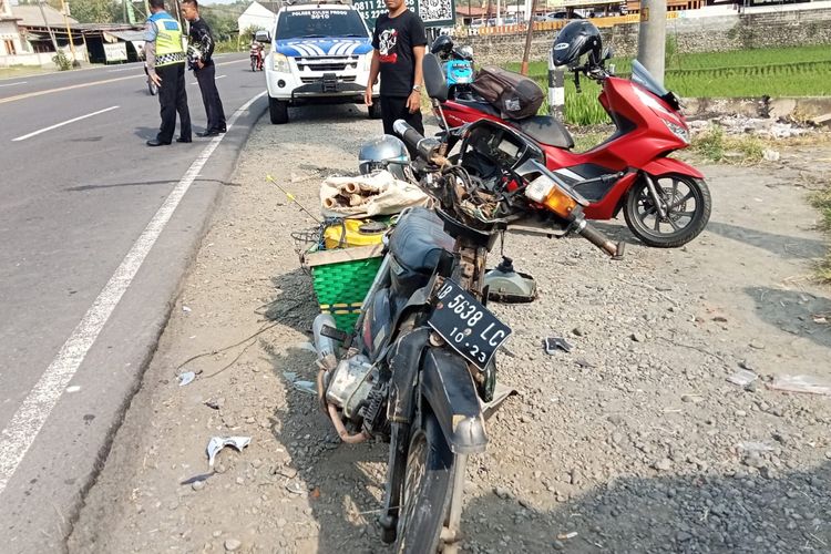 Ambulans tabrak motor di traffic light Kilometer 5 Jalan Wates - Jogja, Pedukuhan Karongan, Kalurahan Kedungsari, Kapanewon Sentolo, Kabupaten Kulon Progo, Daerah Istimewa Yogyakarta. Pemotor tewas dalam peristiwa ini.