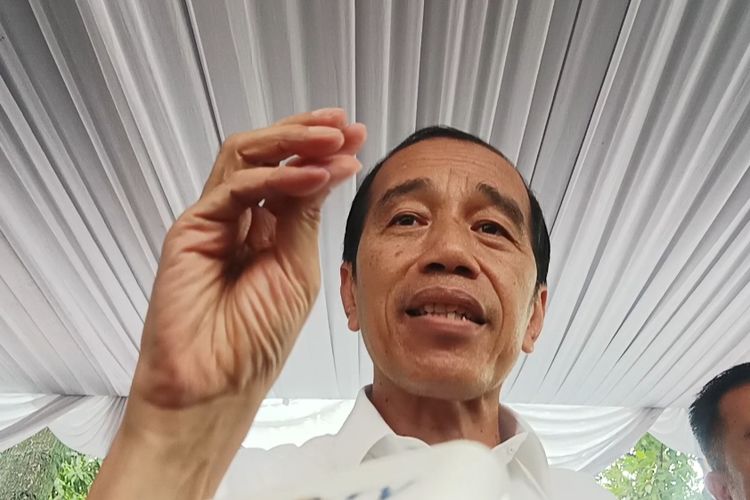 Presiden Joko Widodo saat memberikan keterangan pers di GOR Bekasi, Jawa Barat pada Jumat (17/8/2024).