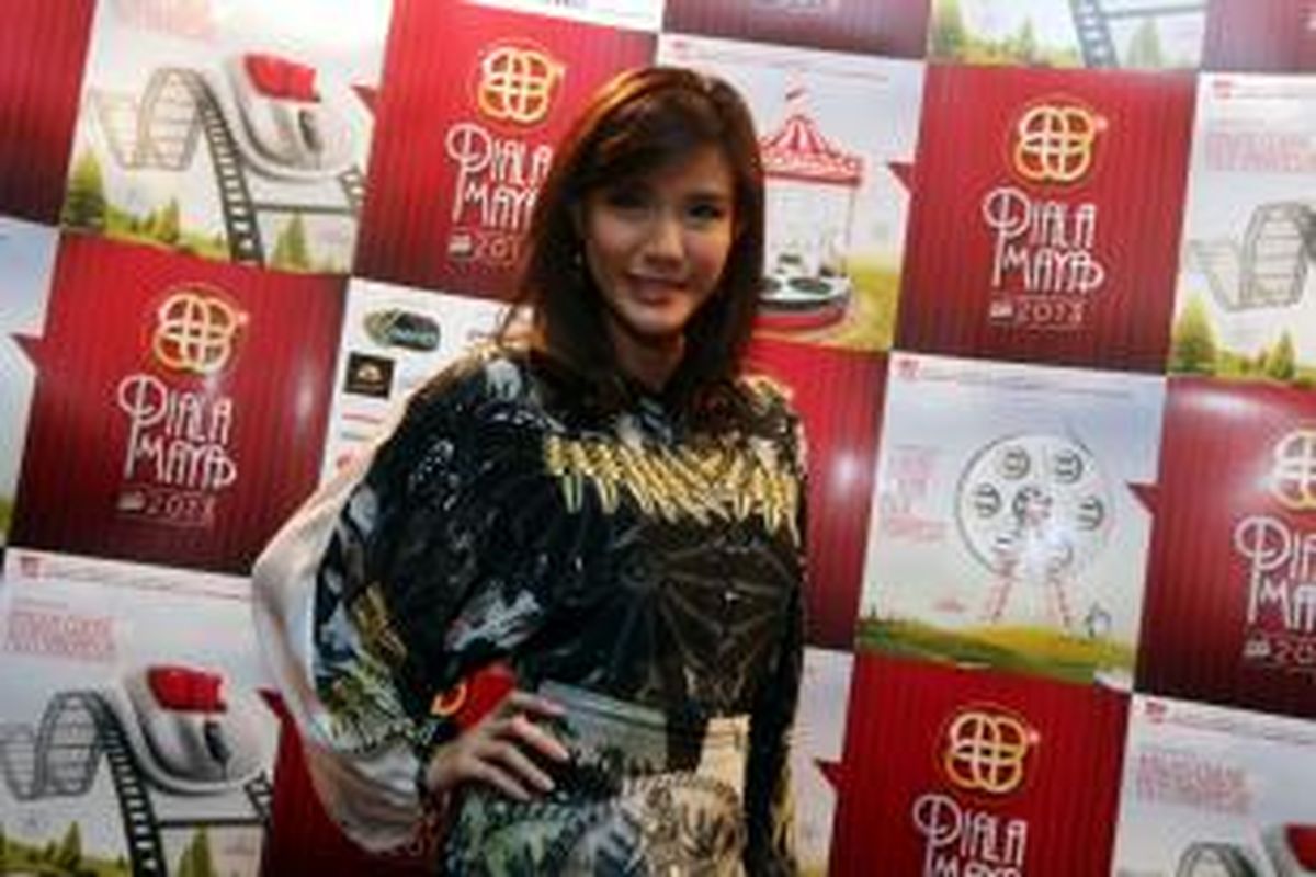 Artis peran, pembawa acara, dan model Olga Lydia menghadiri acara pemberian penghargaan untuk film Indonesia Piala Maya 2013, yang mengusung tema Ragam Corak Film Indonesia, di kawasan Brawijaya, Kebayoran Baru, Jakarta Selatan, Sabtu (21/12/2013).