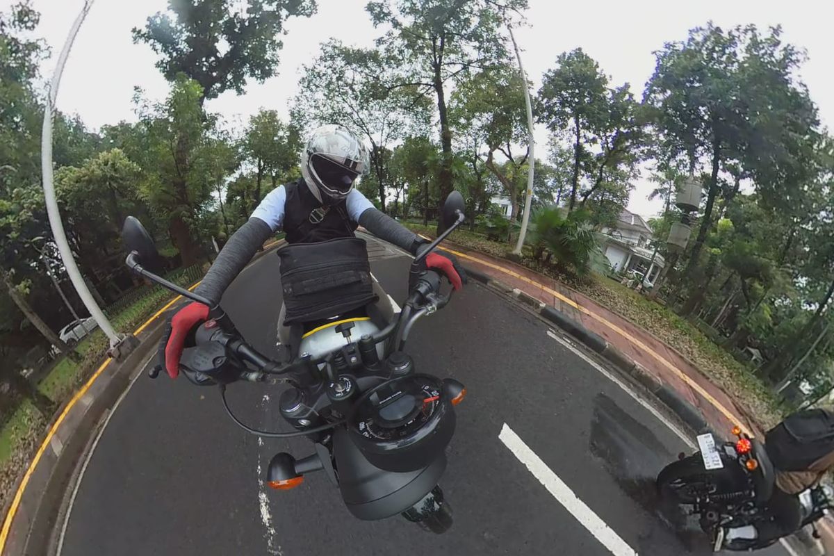 Seorang pengendara tengah menjajal sepeda motor terbaru Royal Enfield, Hunter 350, untuk menyusuri jalan-jalan padat kendaraan di Kota Jakarta, pada Rabu pagi (1/2/2023).