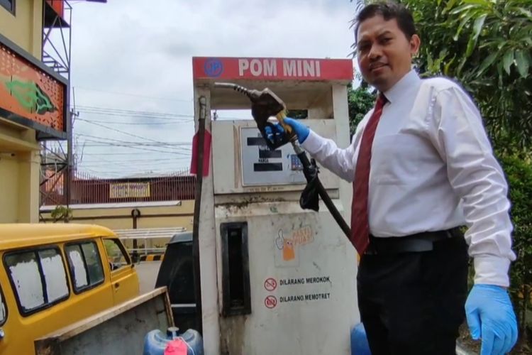 Kasat Reskrim Polresta Cirebon Kompol Haryo Prasetyo menunjukan mesin pom mini yang digunakan SD untuk menjual BBM Subsidi yang disalahgunakan, di Mapolresta Cirebon, Senin (4/3/2024)