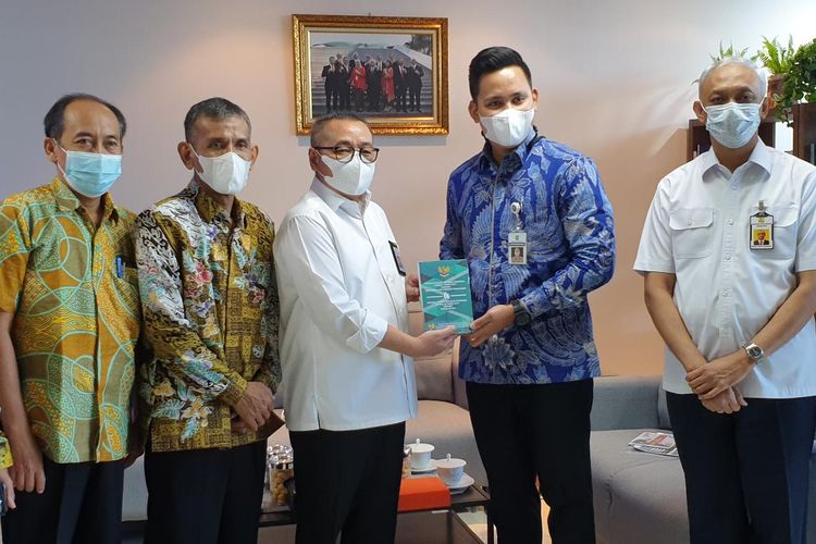 Direktur Jenderal Perumahan Kementerian PUPR, Khalawi Abdul Hamid saat menerima audiensi Bupati Kendal, Dico M Ganinduto di Kementerian PUPR Jakarta, Senin (12/4/2021)