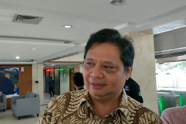 Menteri Perindustrian (Menperin) Airlangga Hartarto di Kantor Koordinator Bidang Kemaritiman, Jakarta, Selasa (27/2/2018).