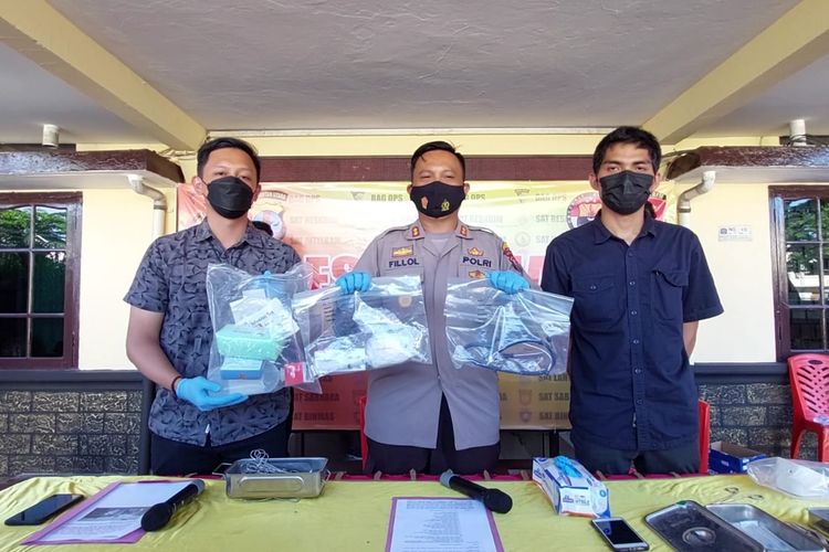 Pers conference kasus mantan mantri di Tarakan Kaltara yang membuka praktek aborsi oleh Kapolres Tarakan AKBP Fillol Praja bersama Kasat Reskrim Iptu Muhammad Aldi