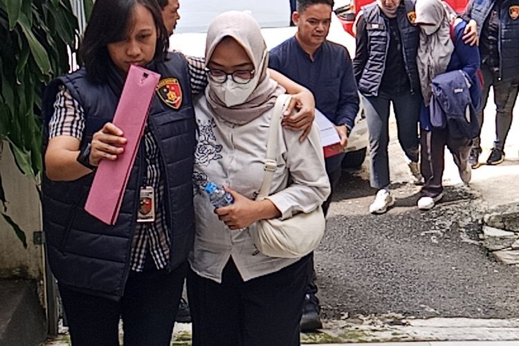 Digelandang ke Kejaksaan, Tersangka Pemerasan PPDS Undip Zara Yupita Tertunduk Lesu
