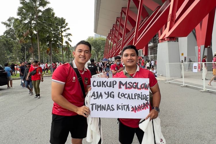 Dua suporter Timnas Indonesia Domy Stupa dan Divo Sashendra saat menyaksi babak penyisihan Piala AFF 2022 Brunei Darussalam melawan Timnas Indonesia yang berakhir dengan skor 0-7 di Stadion Kuala Lumpur Malaysia, Senin (26/12/2022) sore. 