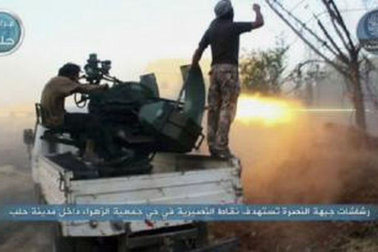Front Al Nusra menembakkan senjata ke arah pasukan pemerintah Suriah di Zahra, Aleppo. 