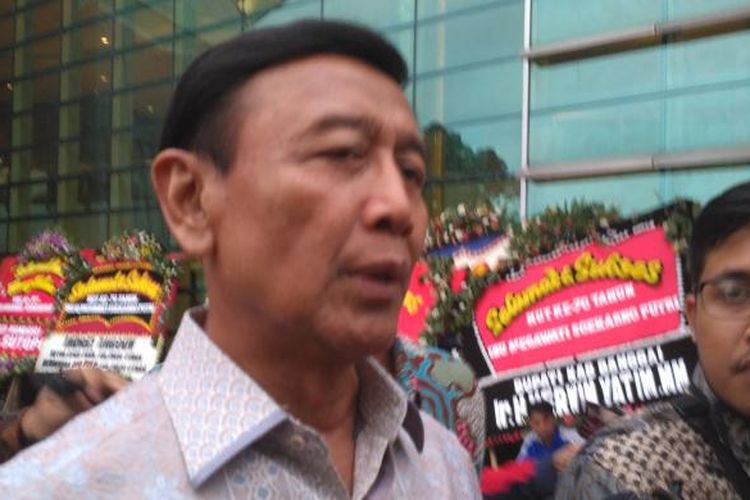 Menteri Koordinator Bidang Politik, Hukum, dan Keamanan Wiranto usai menghadiri pagelaran teater kebangsaan