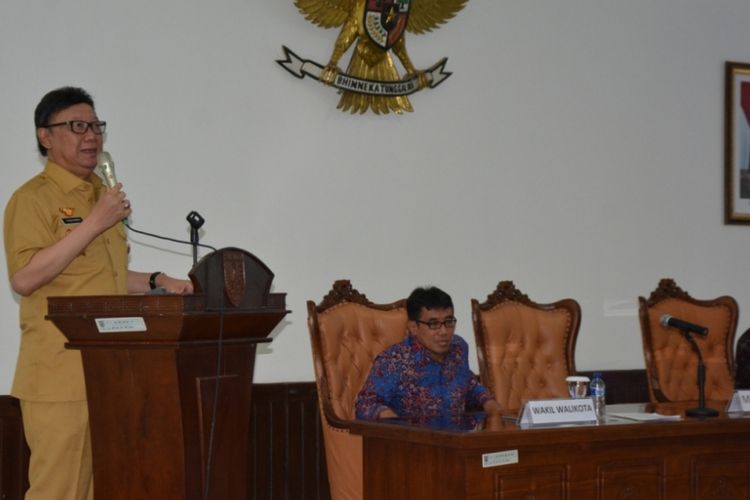 Menteri Dalam Negeri (Mendagri) Tjahjo Kumolo memberikan pengarahan dihadapan jajaran pejabat Pemkot Salatiga dan Forkopimda Kota Salatiga, di Ruang Kalitaman, Kantor Walikota Salatiga, Selasa (15/5/2018) siang.  