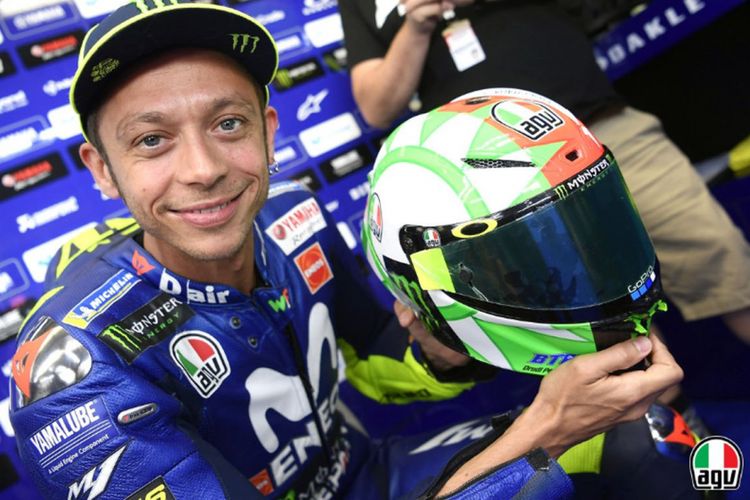 Valentino Rossi memperlihatkan desain helm barunya di Sirkuit Mugello, Sabtu (2/6/2018)