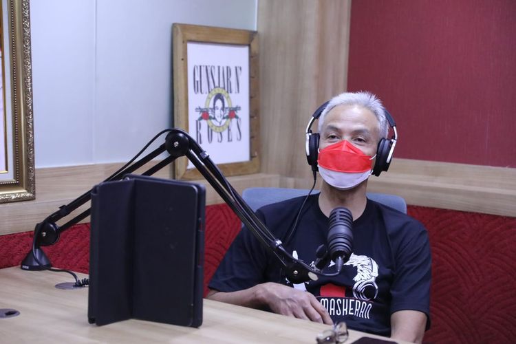 Gubernur Jawa Tengah Ganjar Pranowo mendadak menjadi penyiar radio untuk memperingati Hari Radio Nasional, Sabtu (11/9/2021). 