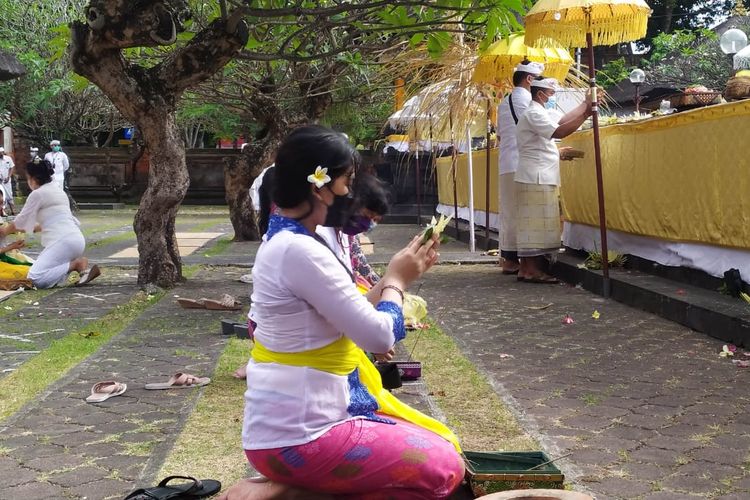 Umat Hindu saat melakukan upacara Galungan di Pura Jaganatha Denpasar. 