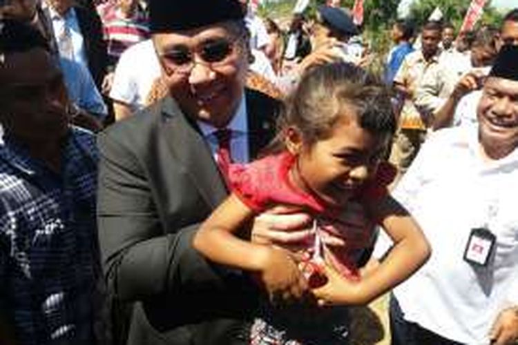 Menteri Desa, Pembangunan Daerah Tertinggal dan Transmigrasi (Mendes-PDTT) Eko Putro Sundjojo, sedang menggendong seorang bocah asal Kabupaten Belu, yang berbatasan dengan negara Timor Leste