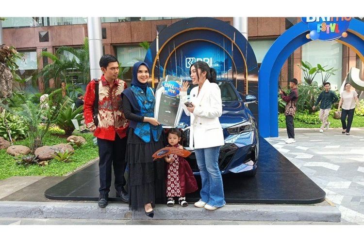 Tuti Maharani, nasabah BRI yang mendapatkan hadiah BMW seri 520i. 
