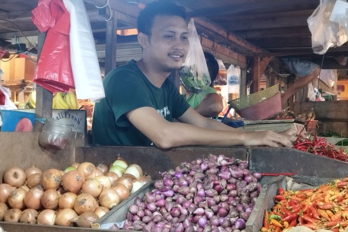 Zainal (27), pedagang bawang merah di Pasar Senen Blok III, Jakarta Pusat, Kamis (25/4/2024).