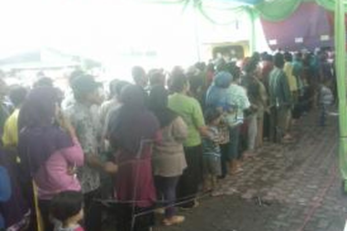 Antrian pencairan KPS di Kantor Pos Karang Tengah Tangerang