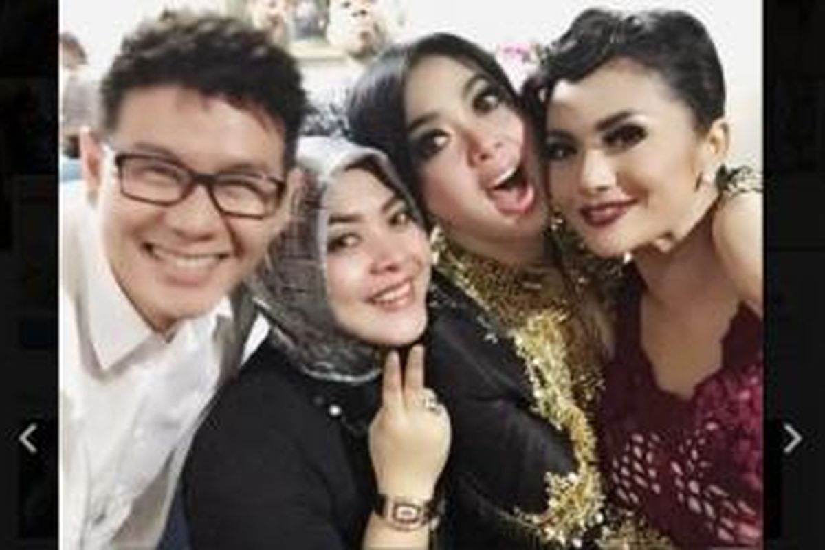 Syahrini (kedua dari kanan) dan Krisdayanti atau KD (paling kanan) berfoto bersama perancang fashion Danny Satriadi (paling kiri) dan adik sekaligus manajer Syahrini, Aisyahrani, di Jakarta Convention Center, Minggu (3/5/2015) malam.