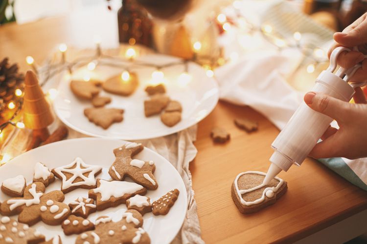 ilustrasi cara menghias cookies Natal dari bagian pinggir. 