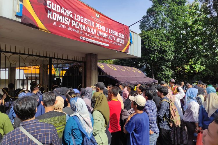 Foto Cerita Ibu Ibu Dan Mahasiswi Di Bogor Diupah Rp 200 000 Jadi Tenaga Pelipat Surat Suara