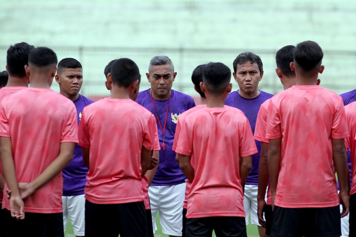 Pelatih Timnas Indonesia U-16 Bima Sakti (kiri) saat memimpin Training Center (TC) untuk persiapan AFC Cup U-16 bulan September mendatang di Stadion Gelora Delta Sidoarjo, Jawa Timur, Jumat (17/01/2020) sore.