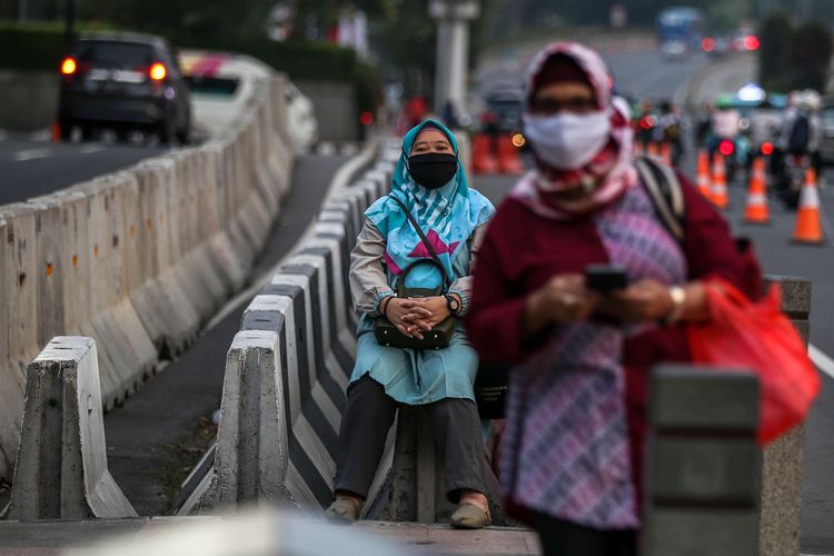 Sejumlah pekerja menggunakan masker berjalan kaki setelah meninggalkan perkantorannya di Jakarta, Rabu (29/7/2020). Klaster perkantoran penularan Covid-19 di Jakarta kini menjadi sorotan. Data resmi hingga Selasa (28/7/2020) kemarin, ada 440 karyawan di 68 perkantoran di Ibu Kota yang terinfeksi virus corona.