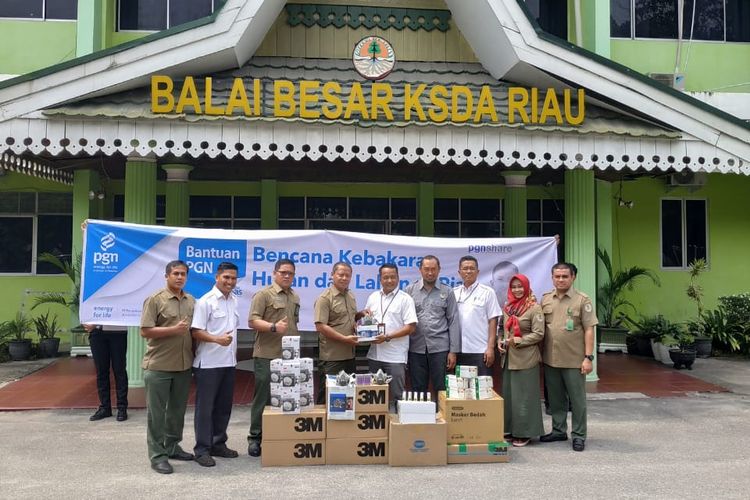 Perwakilan PT Perusahaan Gas Negara Tbk. (PGN) berfoto bersama dengan perwakilan penerima manfaat Balai Besar Konservasi Sumber Daya Alam (BKSDA) usai penyerahan bantuan kepada masyarakat korban bencana kabut asap dan kebakaran hutan (Karhutla) di Riau (8/10/2019). 