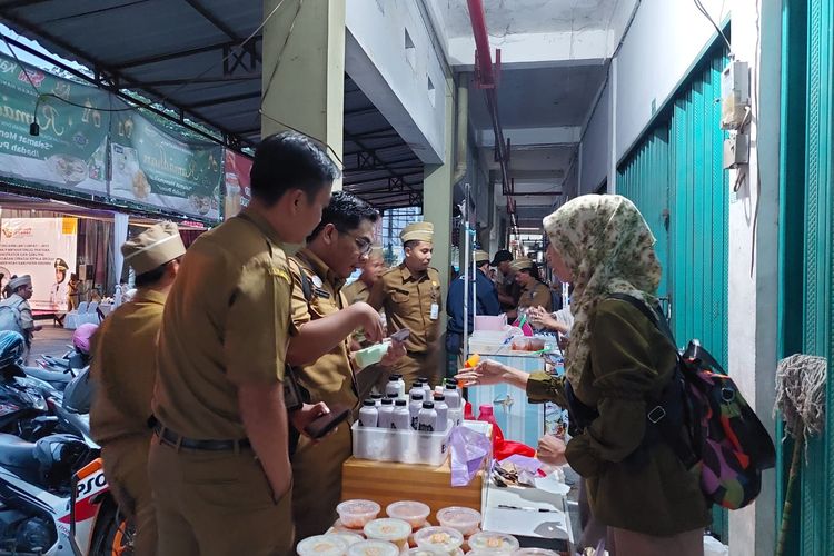 Para PNS berbelanja takjil usai dilantik di Pasar Tumenggungan, Kebumen, Jawa Tengah, Senin (27/3/2023) sore.