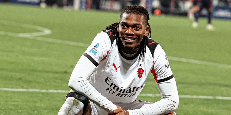 Penyerang AC Milan, Rafael Leao, berpose usai mencetak gol pada pertandingan Cagliari vs AC Milan bergulir di Stadion Unipol Domus pada Sabtu (3/1/2026) dini hari WIB.