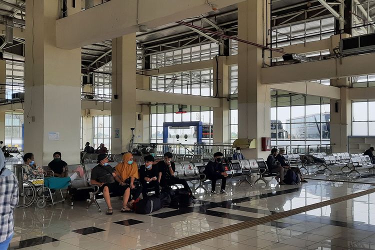 Suasana ruang keberangkatan di Terminal Terpadu Pulogebang, Jakarta Timur. Foto diambil pada Selasa (13/4/2021).