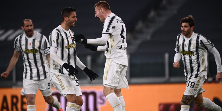 Penyerang Juventus Dejan Kulusevski (dua dari kanan) merayakan gol yang dicetaknya ke gawang Genoa pada laga babak 16 besar Coppa Italia 2020-2021 di Stadion Allianz, Rabu (13/1/2021) atau Kamis dini hari WIB. 