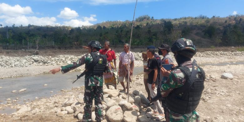 Sejumlah aparat terkait bersama masyarakat Desa Napan, Kecamatan Bikomi Utara, sedang melihat patok perbatasan Indonesia dan Timor Leste, Sabtu (19/8/2023) 