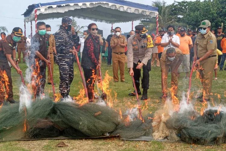 Pejabat Pemkab Pangandaran, TNI-Polri, dan mantan Menteri Kelautan dan Perikanan Susi Pudjiastuti memusnahkan alat tangkap baby lobster di Lapangan Katapang Doyong, Pangandaran, Selasa (6/4/2021).