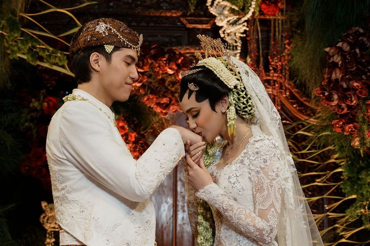 Busana akad nikah El Rumi dan Syifa Hadju di Dian Ballroom, Raffles Hotel Jakarta, Kuningan, Jakarta Selatan, Minggu (26/4/2026).