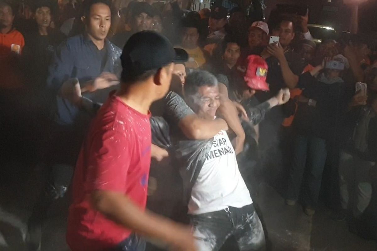 Aksi teatrikal saat Bakal pasangan calon wali kota dan wakil wali kota Medan, Hidayatullah-Ahmad Yasir Ridho Loebis, resmi mendaftar untuk mengikuti Pilkada 2024 ke KPU Medan, Kamis (29/8/2024).