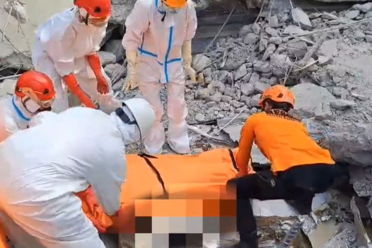 Petugas SAR gabungan mengevakuasi korban runtuhan Ponpes Al Khoziny Sidoarjo, Sabtu (4/10/2025)